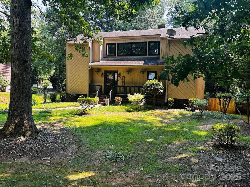 430 17th Avenue Drive, Hickory, NC 28601.  MLS# CAR4281870, YatesRealty ID 33686. Front