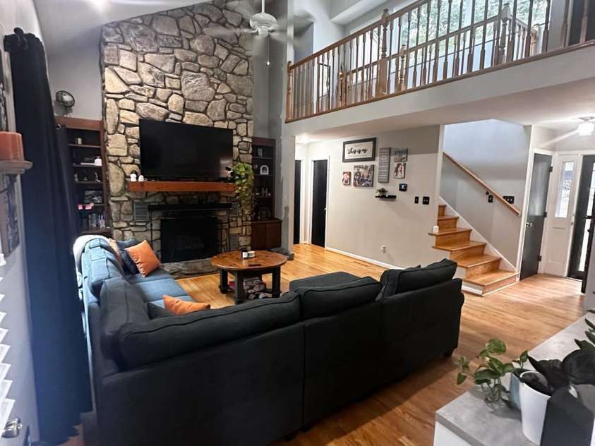 430 17th Avenue Drive, Hickory, NC 28601.  MLS# CAR4281870, YatesRealty ID 33686. Great Room/Catwalk