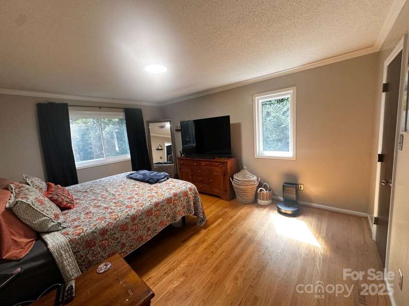 430 17th Avenue Drive, Hickory, NC 28601.  MLS# CAR4281870, YatesRealty ID 33686. Primary Bedroom