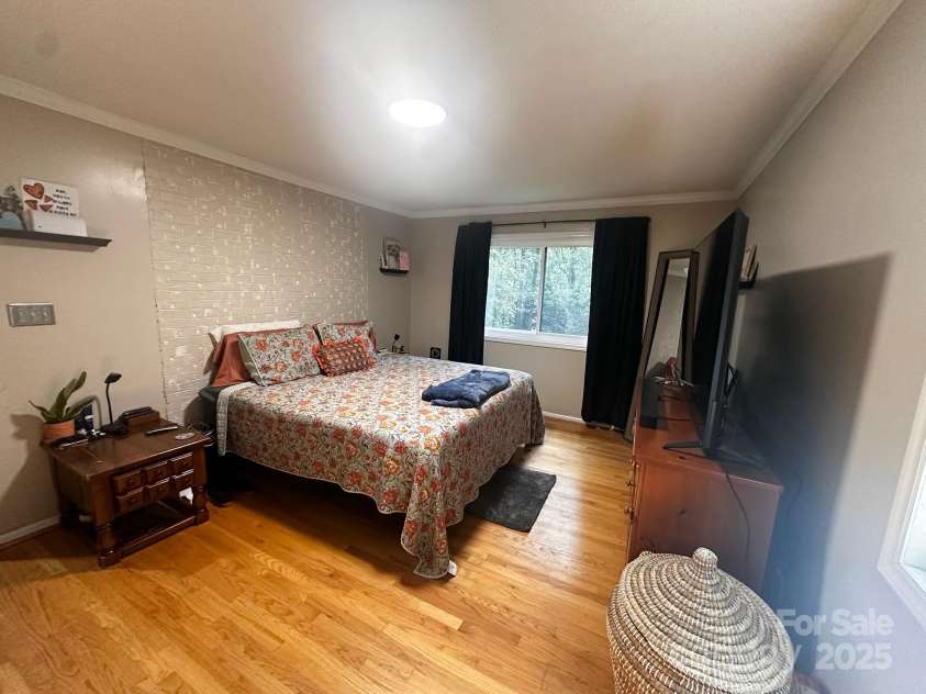 430 17th Avenue Drive, Hickory, NC 28601.  MLS# CAR4281870, YatesRealty ID 33686. Primary Bedroom