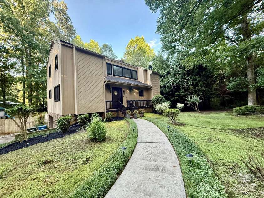 430 17th Avenue Drive, Hickory, NC 28601.  MLS# CAR4281870, YatesRealty ID 33686. Walkway Front