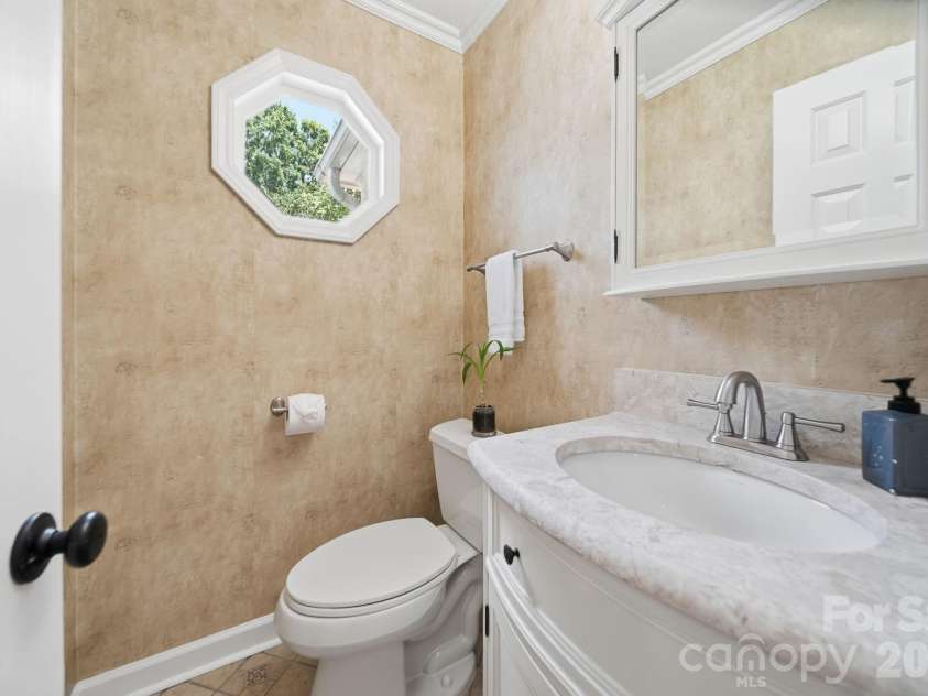 5600 Carmel Station Avenue, Charlotte, NC 28226.  MLS# CAR4397879, YatesRealty ID 33688. 