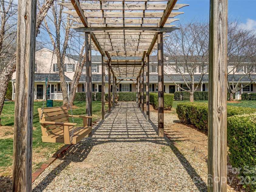 1224 Green Oaks Lane, Charlotte, NC 28205.  MLS# CAR4233494, YatesRealty ID 3369. Common area