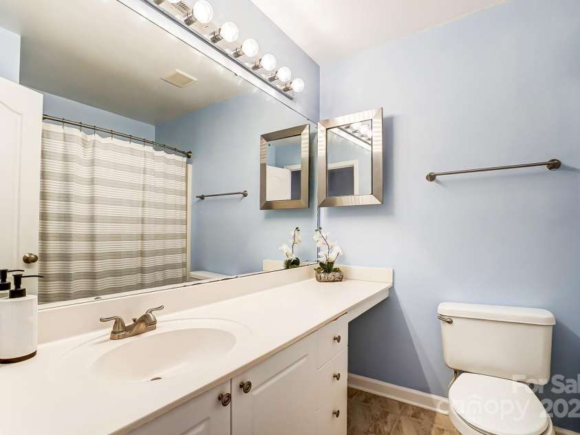 1224 Green Oaks Lane, Charlotte, NC 28205.  MLS# CAR4233494, YatesRealty ID 3369. Upstairs- full-bath