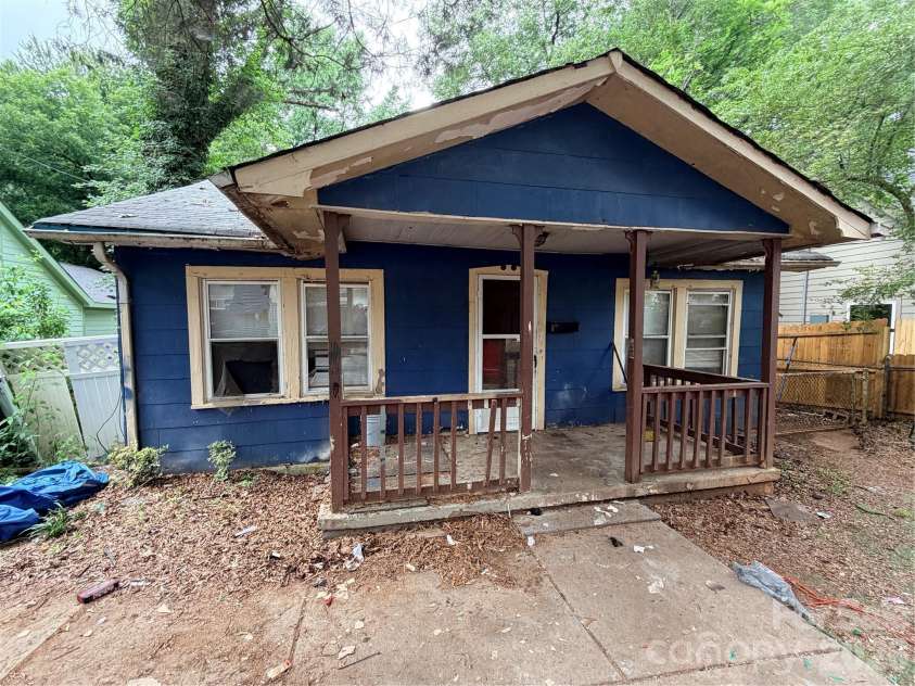 2216 Weyland Avenue, Charlotte, NC 28208.  MLS# CAR4396299, YatesRealty ID 33692. 