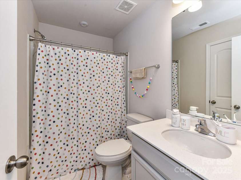 2313 Lazette Drive, Charlotte, NC 28216.  MLS# CAR4291354, YatesRealty ID 33693. Full Bath on 3rd level with tub/shower & tile floors!