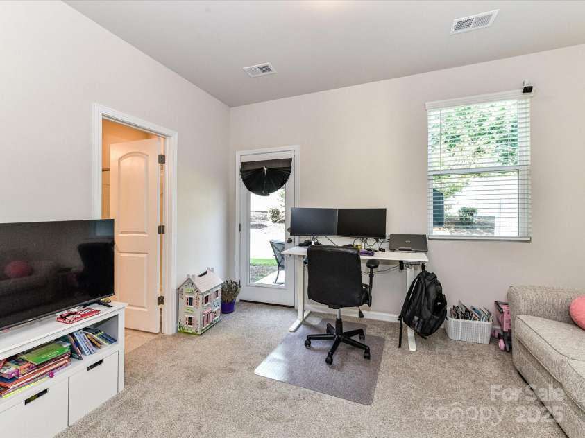 2313 Lazette Drive, Charlotte, NC 28216.  MLS# CAR4291354, YatesRealty ID 33693. Main level Bedroom with full bath & patip access!
