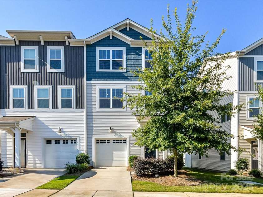 2313 Lazette Drive, Charlotte, NC 28216.  MLS# CAR4291354, YatesRealty ID 33693. Well maintained, 3 story, 4 bedroom, 3.5 bath, end unity townhome located in desirable community!