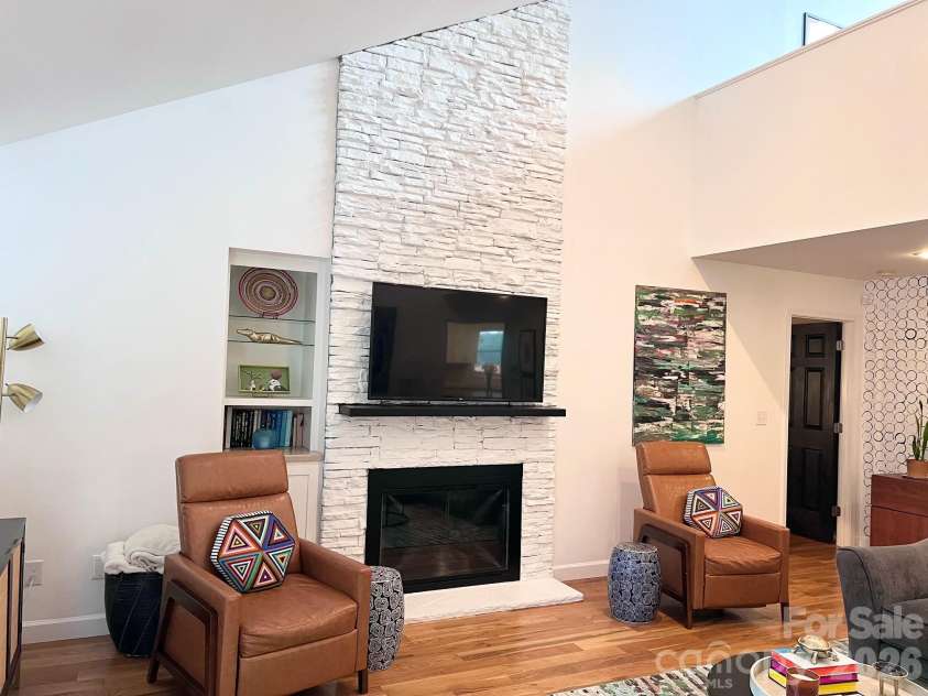 496 17th Avenue Drive, Hickory, NC 28601.  MLS# CAR4397796, YatesRealty ID 33695. 