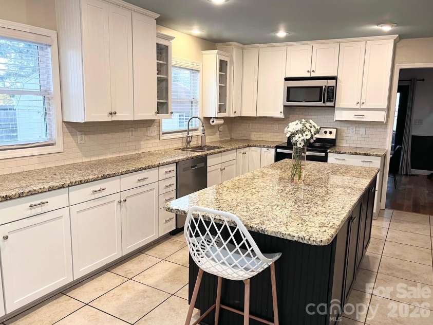 496 17th Avenue Drive, Hickory, NC 28601.  MLS# CAR4397796, YatesRealty ID 33695. 