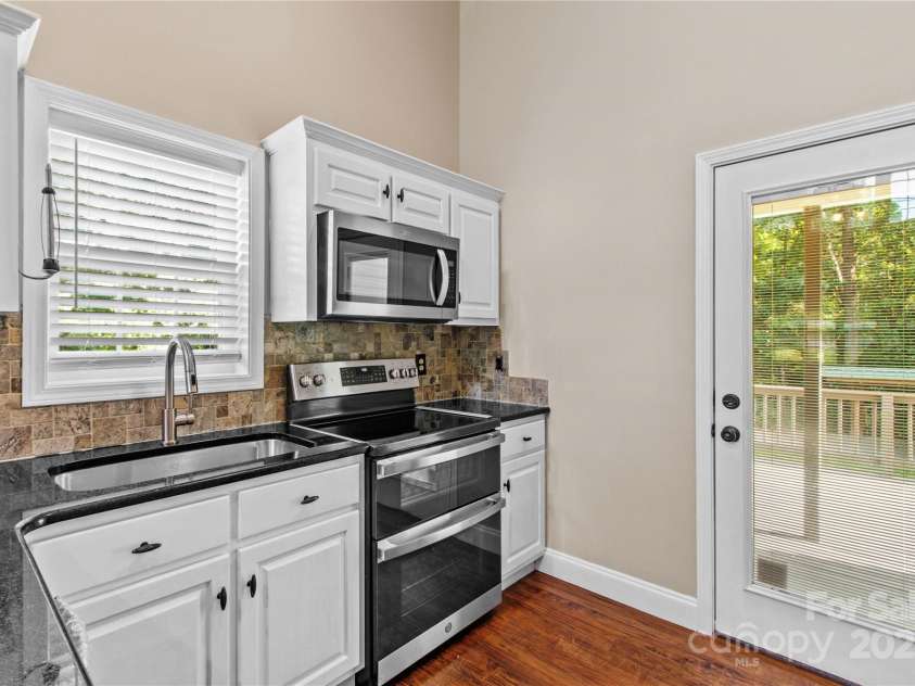 215 Meadow Lake Drive, Salisbury, NC 28146.  MLS# CAR4291335, YatesRealty ID 33699. In perfect condition to server your tribe a quick and delicious meal!