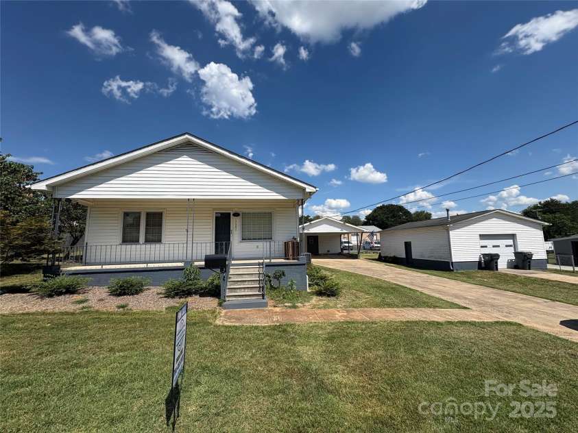 110 Davis Street, Dallas, NC 28034.  MLS# CAR4285935, YatesRealty ID 3370. 