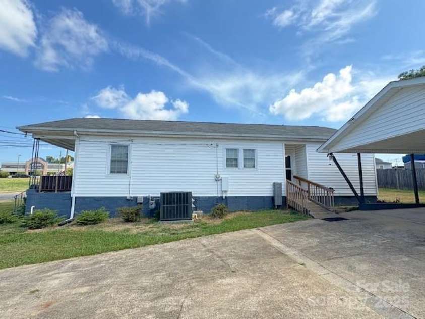 110 Davis Street, Dallas, NC 28034.  MLS# CAR4285935, YatesRealty ID 3370. 