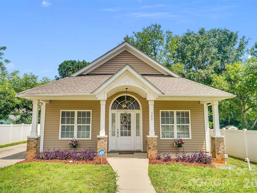 309 Mill Road, Charlotte, NC 28216.  MLS# CAR4391163, YatesRealty ID 33700. 