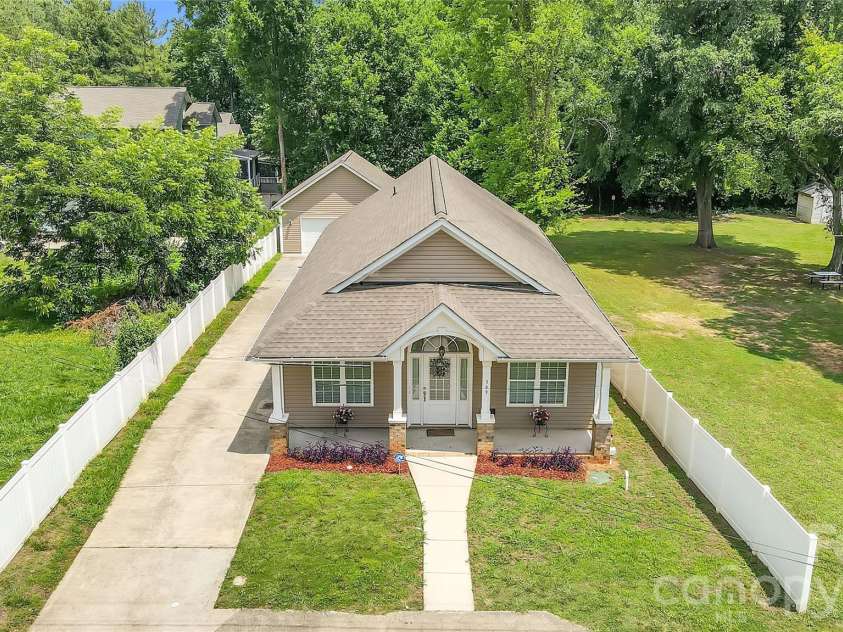 309 Mill Road, Charlotte, NC 28216.  MLS# CAR4391163, YatesRealty ID 33700. 