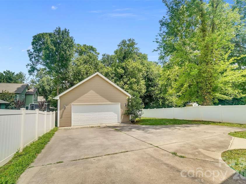 309 Mill Road, Charlotte, NC 28216.  MLS# CAR4391163, YatesRealty ID 33700. 