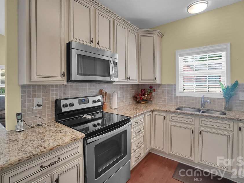 309 Mill Road, Charlotte, NC 28216.  MLS# CAR4391163, YatesRealty ID 33700. 