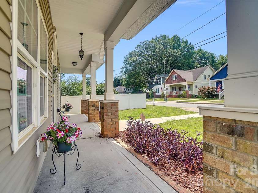309 Mill Road, Charlotte, NC 28216.  MLS# CAR4391163, YatesRealty ID 33700. 