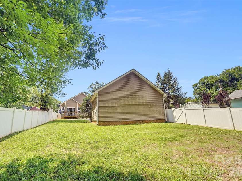 309 Mill Road, Charlotte, NC 28216.  MLS# CAR4391163, YatesRealty ID 33700. 