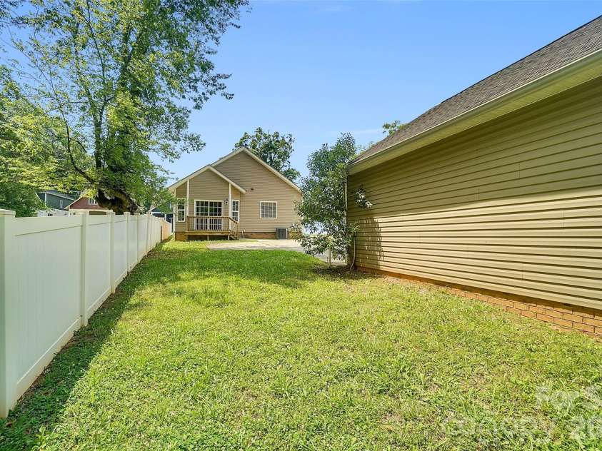 309 Mill Road, Charlotte, NC 28216.  MLS# CAR4391163, YatesRealty ID 33700. 