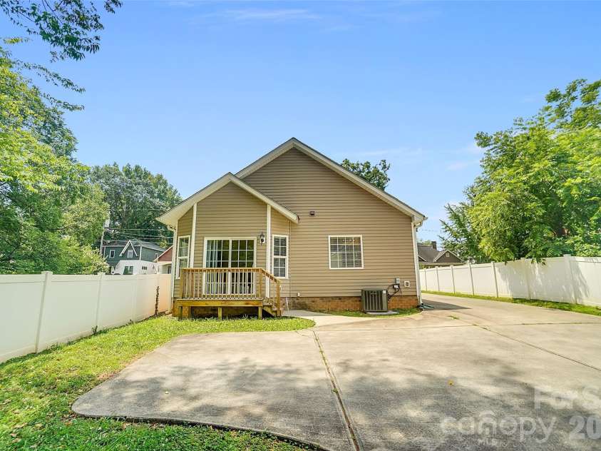 309 Mill Road, Charlotte, NC 28216.  MLS# CAR4391163, YatesRealty ID 33700. 