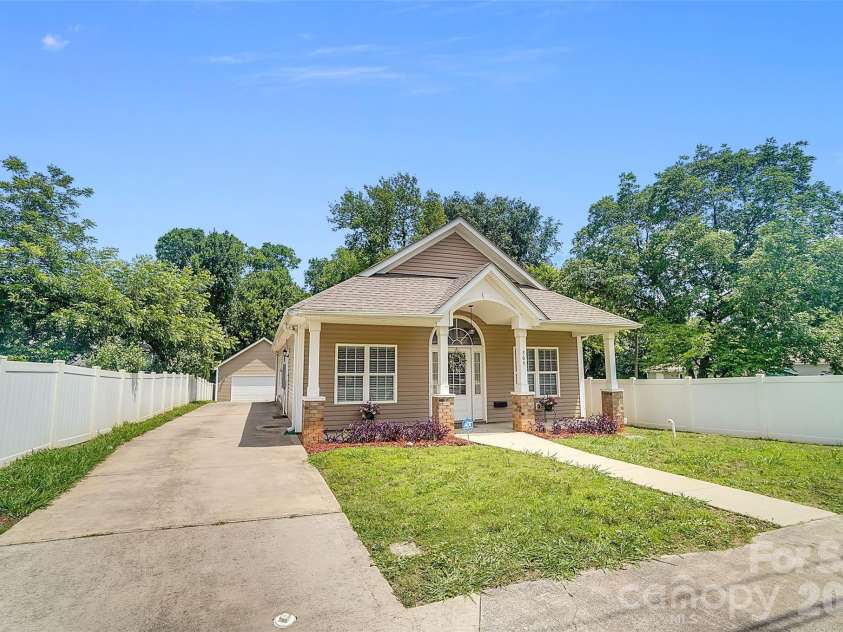 309 Mill Road, Charlotte, NC 28216.  MLS# CAR4391163, YatesRealty ID 33700. 