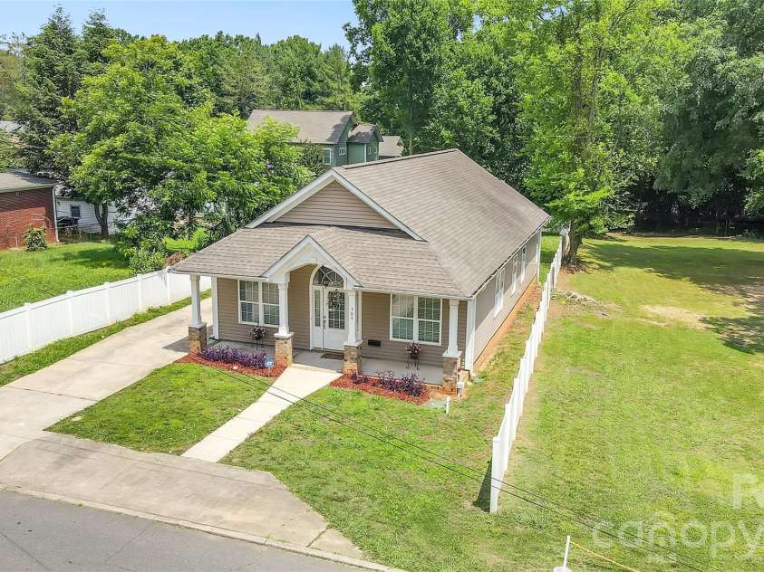 309 Mill Road, Charlotte, NC 28216.  MLS# CAR4391163, YatesRealty ID 33700. 