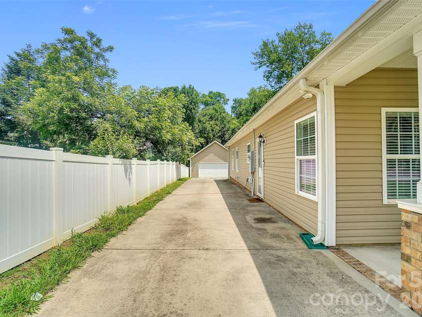 309 Mill Road, Charlotte, NC 28216.  MLS# CAR4391163, YatesRealty ID 33700. 