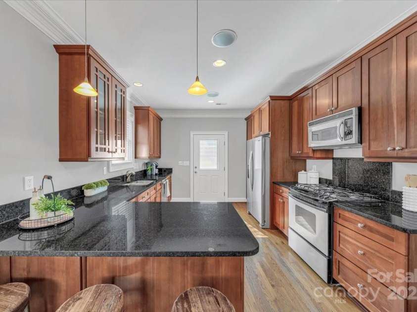 901 Woodruff Place, Charlotte, NC 28208.  MLS# CAR4293979, YatesRealty ID 33700. 
