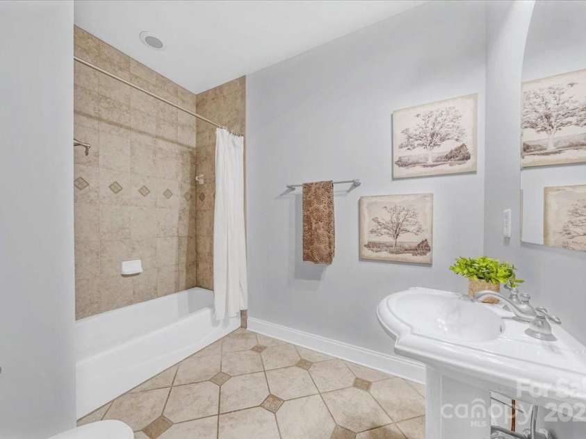 901 Woodruff Place, Charlotte, NC 28208.  MLS# CAR4293979, YatesRealty ID 33700. 