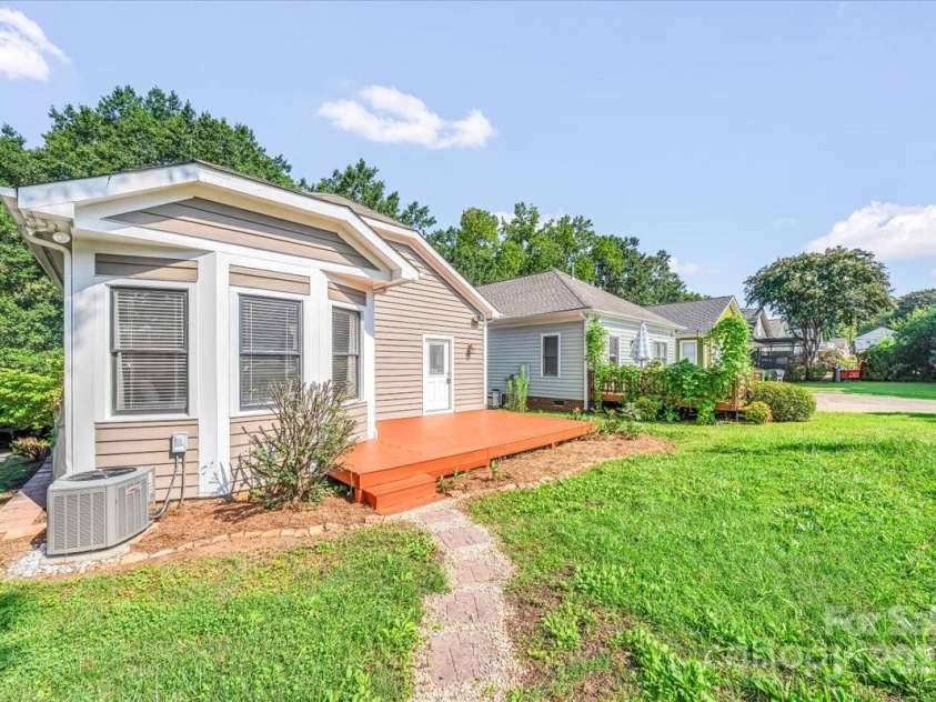 901 Woodruff Place, Charlotte, NC 28208.  MLS# CAR4293979, YatesRealty ID 33700. 