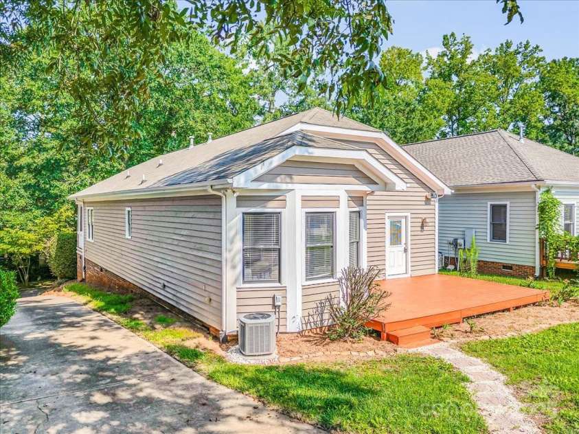 901 Woodruff Place, Charlotte, NC 28208.  MLS# CAR4293979, YatesRealty ID 33700. 