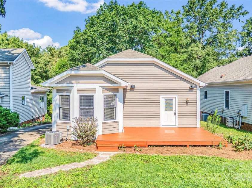 901 Woodruff Place, Charlotte, NC 28208.  MLS# CAR4293979, YatesRealty ID 33700. 