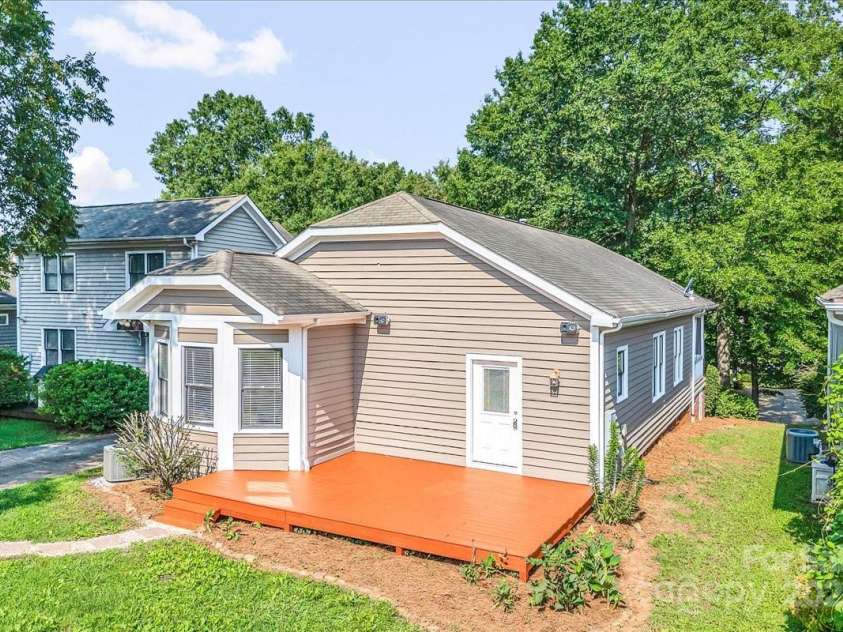901 Woodruff Place, Charlotte, NC 28208.  MLS# CAR4293979, YatesRealty ID 33700. 