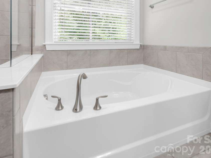 3108 Helmsley Court, Concord, NC 28027.  MLS# CAR4390077, YatesRealty ID 33701. Primary Bath Garden Tub