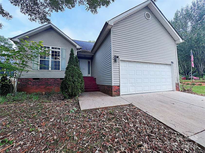 5115 Rosemede Drive, Charlotte, NC 28227.  MLS# CAR4187863, YatesRealty ID 33701. 