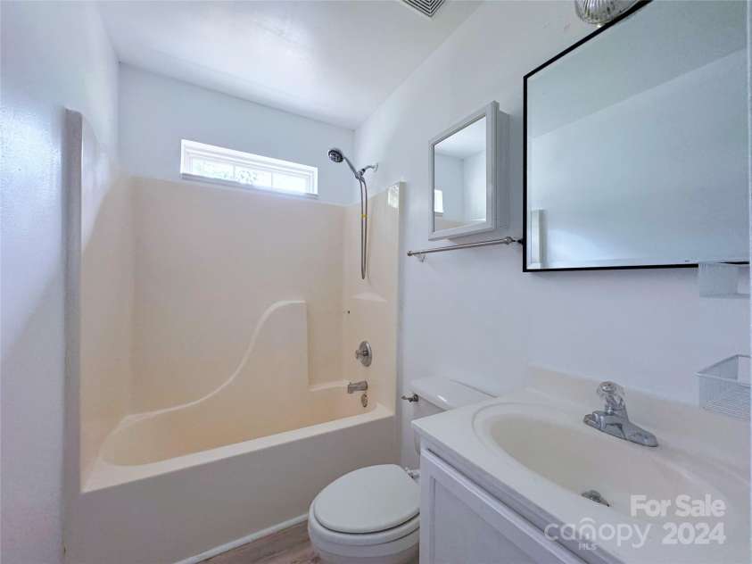 5115 Rosemede Drive, Charlotte, NC 28227.  MLS# CAR4187863, YatesRealty ID 33701. 