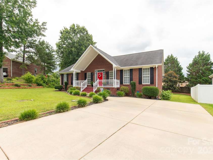 204 Victoria Circle, York, SC 29745.  MLS# CAR4277336, YatesRealty ID 33703. 