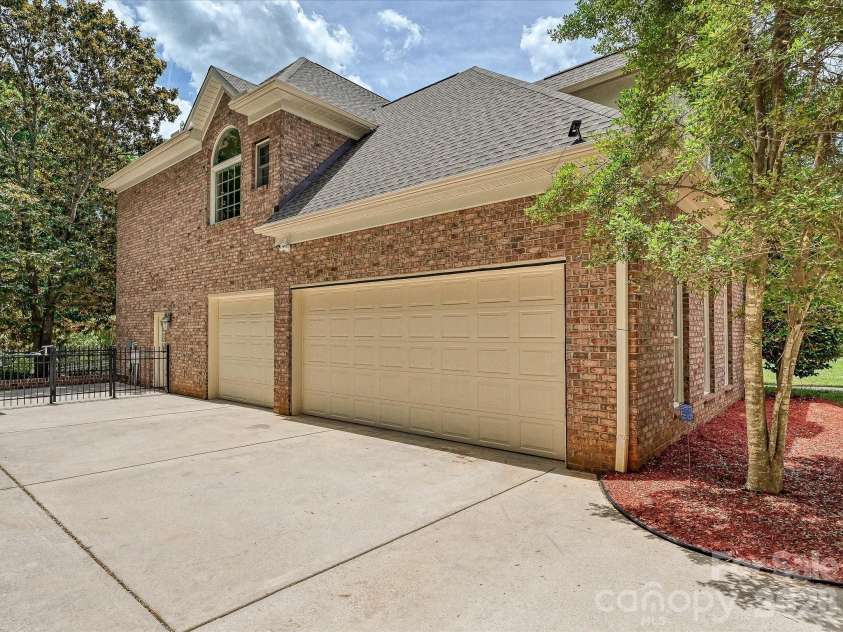 2744 Pinewood Road, Chester, SC 29706.  MLS# CAR4394276, YatesRealty ID 33704. 