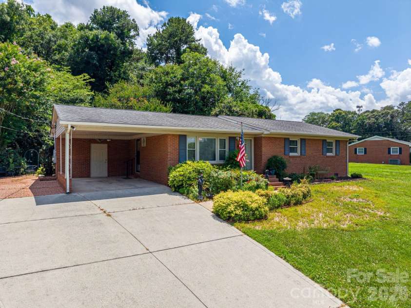 13 Spruce Pine Drive, Belmont, NC 28012.  MLS# CAR4395692, YatesRealty ID 33706. 