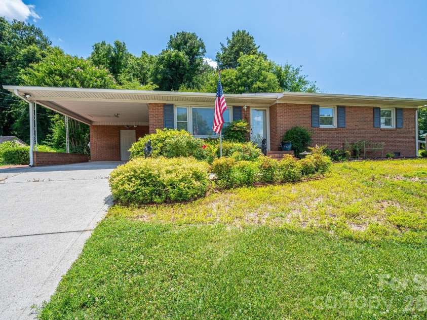 13 Spruce Pine Drive, Belmont, NC 28012.  MLS# CAR4395692, YatesRealty ID 33706. 