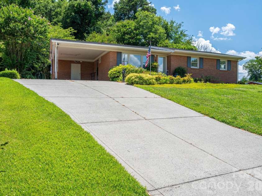 13 Spruce Pine Drive, Belmont, NC 28012.  MLS# CAR4395692, YatesRealty ID 33706. 