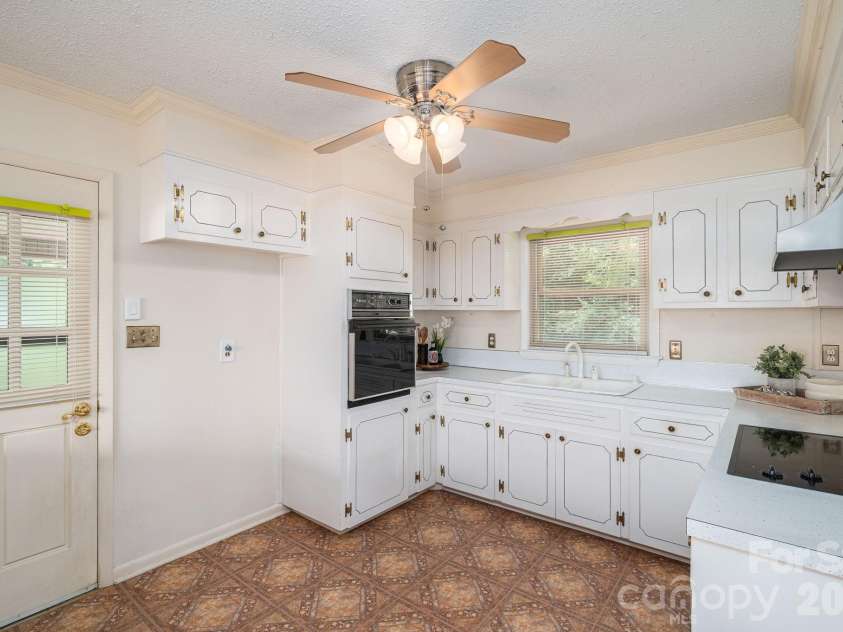 13 Spruce Pine Drive, Belmont, NC 28012.  MLS# CAR4395692, YatesRealty ID 33706. 