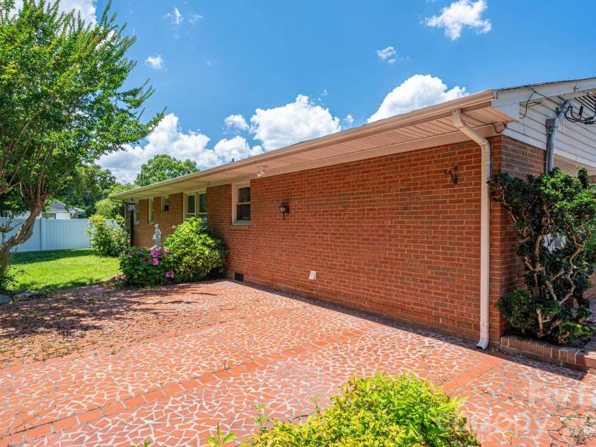 13 Spruce Pine Drive, Belmont, NC 28012.  MLS# CAR4395692, YatesRealty ID 33706. 