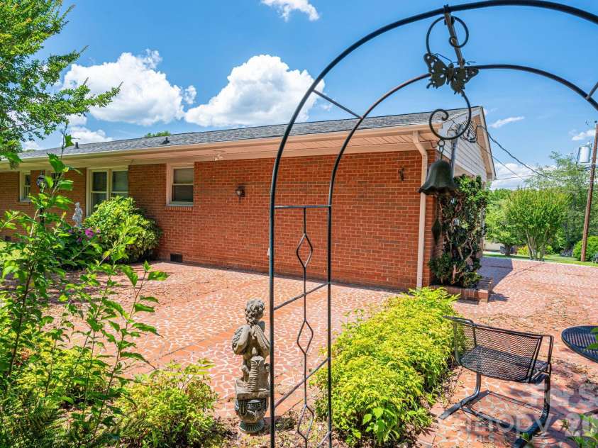 13 Spruce Pine Drive, Belmont, NC 28012.  MLS# CAR4395692, YatesRealty ID 33706. 