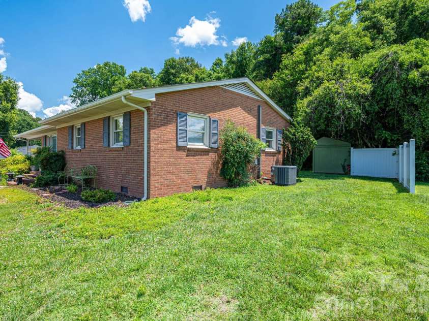 13 Spruce Pine Drive, Belmont, NC 28012.  MLS# CAR4395692, YatesRealty ID 33706. 