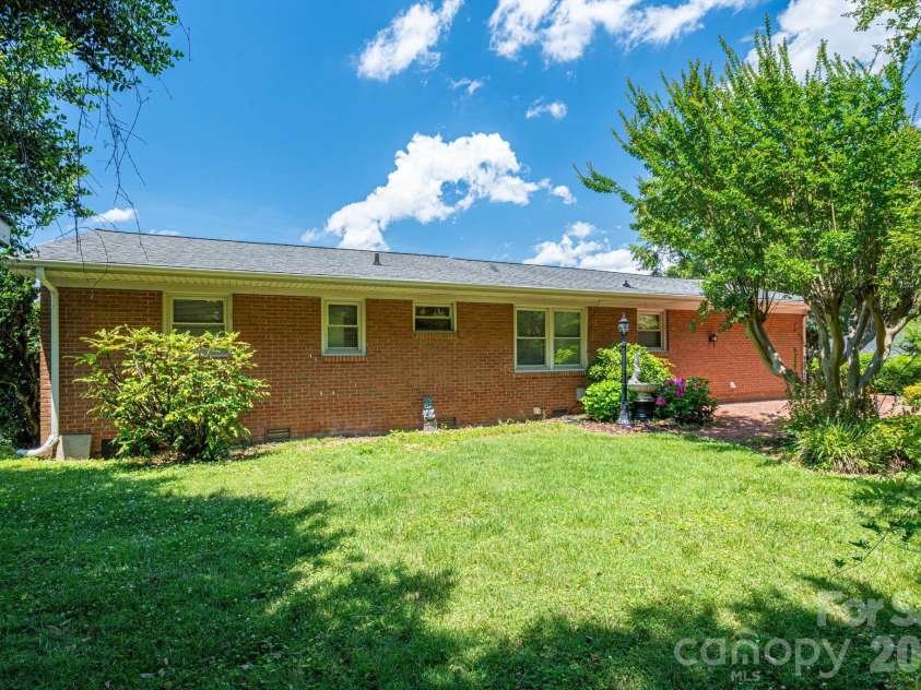 13 Spruce Pine Drive, Belmont, NC 28012.  MLS# CAR4395692, YatesRealty ID 33706. 