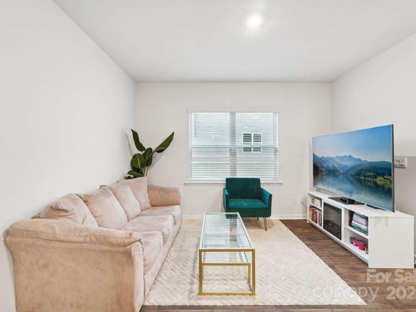 9051 Lowfalls Lane, Charlotte, NC 28216.  MLS# CAR4281925, YatesRealty ID 33706. 