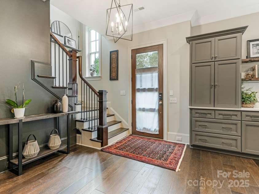 2043 Lynnwood Drive, Charlotte, NC 28209.  MLS# CAR4282563, YatesRealty ID 33707. 