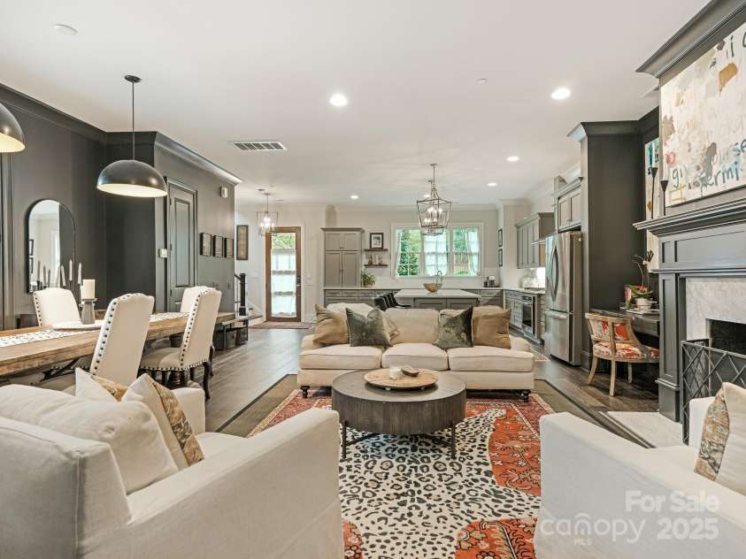 2043 Lynnwood Drive, Charlotte, NC 28209.  MLS# CAR4282563, YatesRealty ID 33707. 